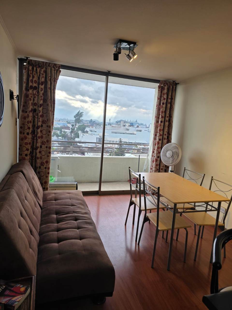 Living comedor con vista abierta del departamento en el centro de Rancagua