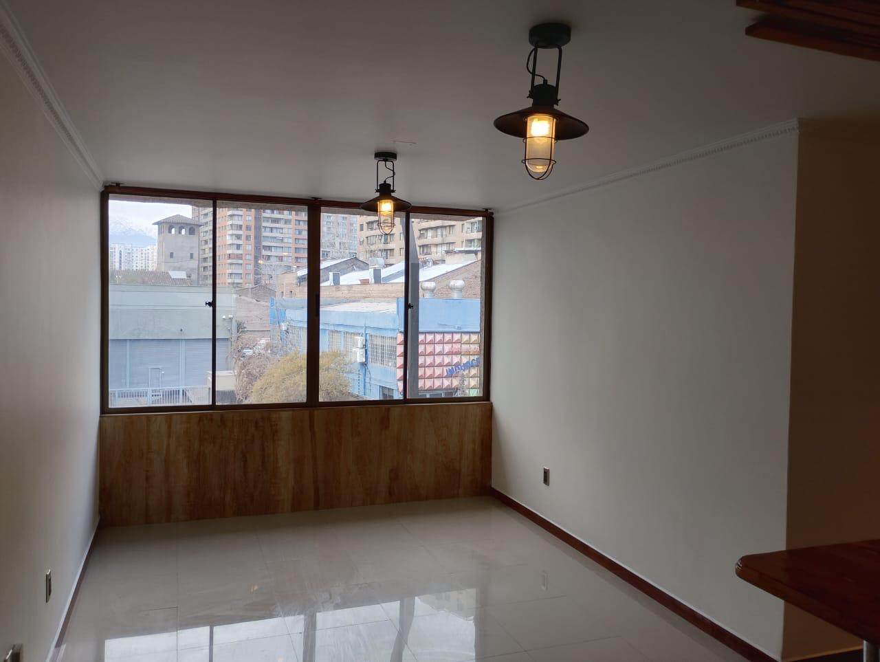 Living del departamento remodelado en Santiago Centro